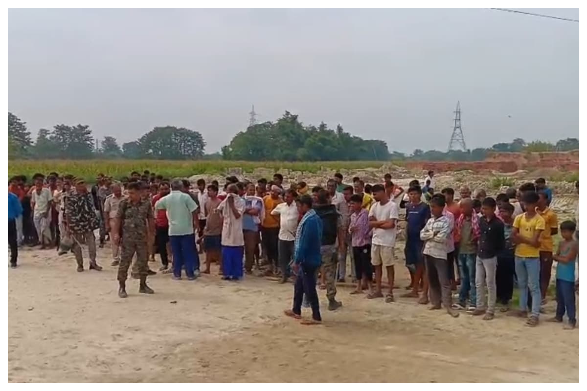 Muzaffarpur News: जिस गड्ढा में मिला थाना दोनों बहनों का शव, पानी सूखा तो वहीं से मिला घास का बोरी व हसियां,पुलिस का दावा मृतका के प्राइवेट पार्ट पर नहीं मिला है जख्म का निशान