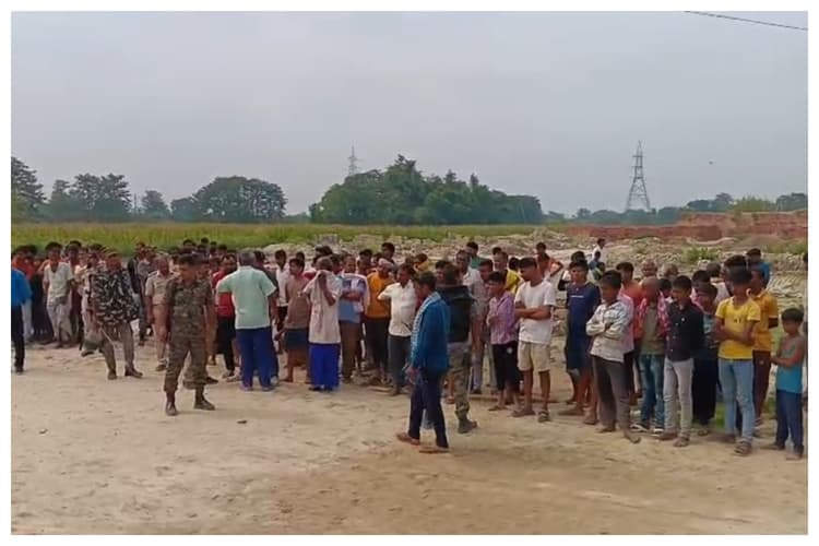 Muzaffarpur News: जिस गड्ढा में मिला थाना दोनों बहनों का शव, पानी सूखा तो वहीं से मिला घास का बोरी व हसियां,पुलिस का दावा मृतका के प्राइवेट पार्ट पर नहीं मिला है जख्म का निशान