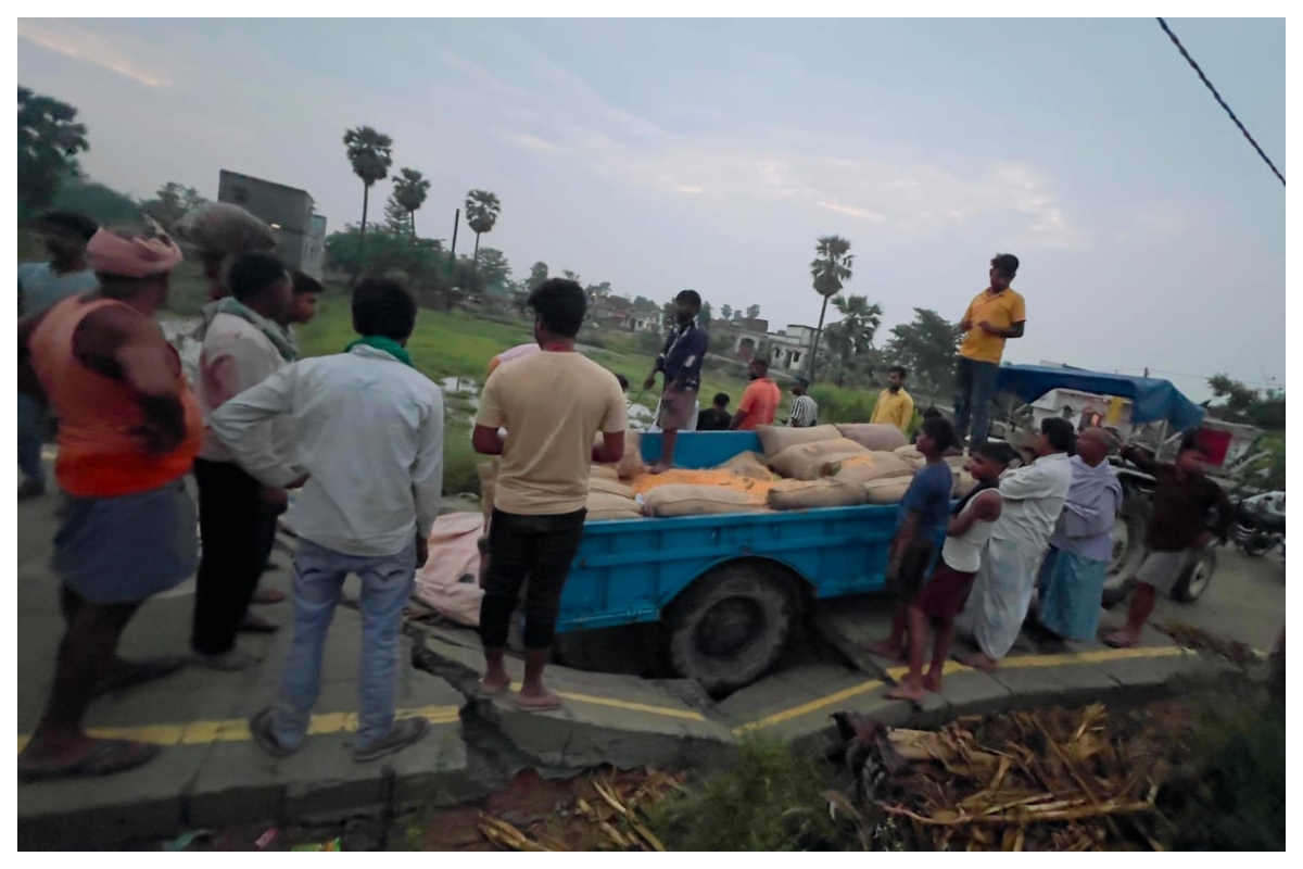 Motihari News: एक महीने पहले सवा करोड़ से बनी सड़क पहली बारिश में धंसी, मक्का लदा ट्रैक्टर पलटने से टला बड़ा हादसा