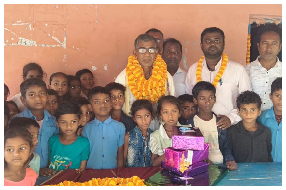 Muzaffarpur News: गुरुजी की विदाई पर रो पड़े नन्हे-मुन्ने बच्चे, शिक्षक देव नारायण साह ने स्कूल को दान कीं ज्ञानवर्धक पुस्तकें