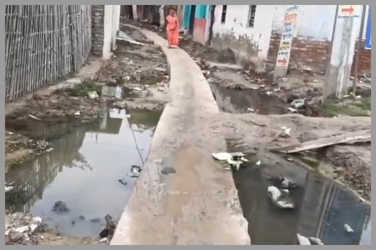 Sitamarhi: पुपरी में अधूरी नाला योजना से सड़क बनी दलदल, लोग परेशान