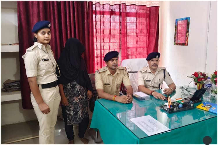 मोतिहारी: स्वर्ण दुकानदारों से लूट मामले में लाइनर बनी महिला गिरफ्तार, गिरोह की तलाश तेज