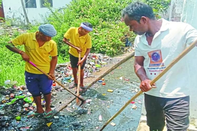 पहली बारिश में डूबा सफाई का दावा: चेनारी की सड़कों पर बहा नाली का गंदा पानी