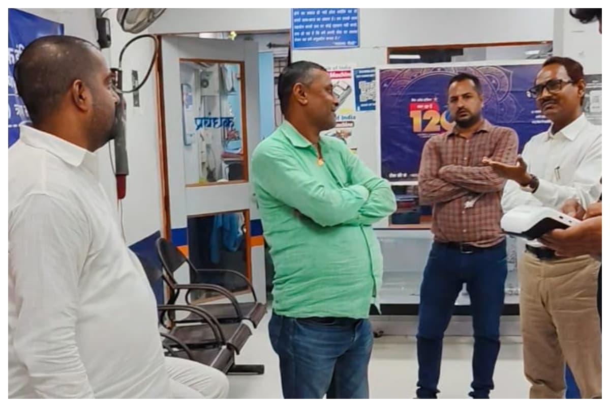 समस्तीपुर: बैंक में शराब पार्टी करते असिस्टेंट मैनेजर समेत तीन कर्मी गिरफ्तार