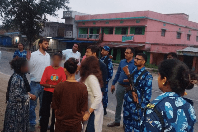 सारण में आर्केस्ट्रा ठिकानों पर पुलिस की दबिश, युवतियों को छुड़ाया, संचालकों को दबोचा