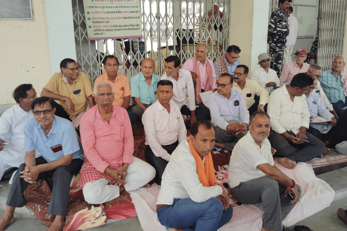 सारण के एलएमवी के शिक्षक व कर्मियों का धरना प्रदर्शन, लंबे समय से नहीं मिला है वेतन