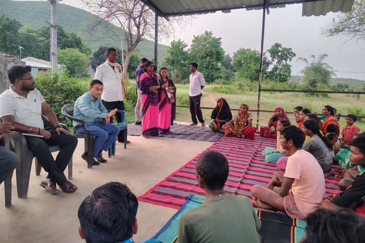 सरयकेला खरसावां : नीमडीह सीओ ने बरेदा पंचायत के सबर टोला का किया भ्रमण, अमैप्ड डेटा सत्यापन और जनसमस्याओं की समीक्षा