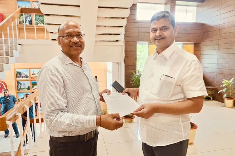 सरायकेला के विकास को लेकर झारखंड के मुख्य सचिव से मिले नगर पंचायत अध्यक्ष, सौंपा मांग पत्र