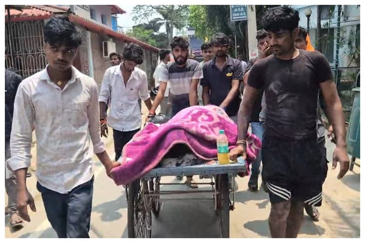 Sitamarhi: शव वाहन नहीं, स्ट्रेचर भी नहीं… सीतामढ़ी सदर अस्पताल में परिजनों की बेबसी