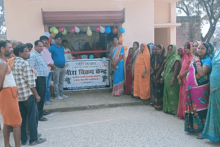 सीवान के दरौंदा में जीविका द्वारा अस्थाई नीरा बिक्री केंद्र की शुरुआत