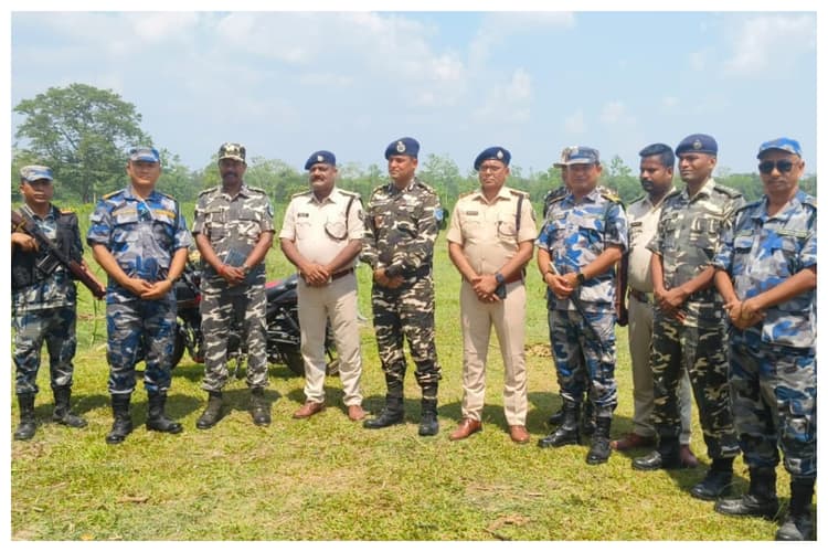 बगहा: भारत-नेपाल सीमा की सुरक्षा व्यवस्था का एसपी और एसएसबी कमांडेंट ने लिया जायजा, समन्वय बढ़ाने पर जोर