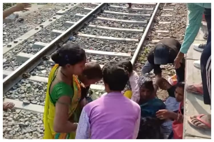 Samastipur News: शाहपुर पटोरी स्टेशन पर मालगाड़ी के नीचे फंसी 5 महिलाएं पटरी पर लेटकर बचाई जान