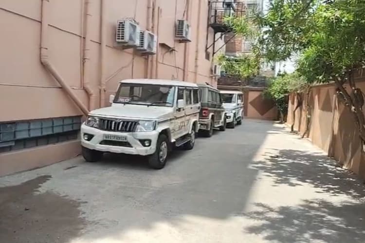 SVU ने रिशु श्री के ठिकाने पर मारा छापा, डिजिटल रिकॉर्ड्स खंगाल रही टीम, सरकारी टेंडर में घोटाले का आरोप