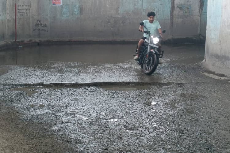 गोपालगंज: उचकागांव में जलजमाव के कारण टूटकर जर्जर हुई अंडरपास की पीसीसी सड़क, हादसों को दे रहा न्योता