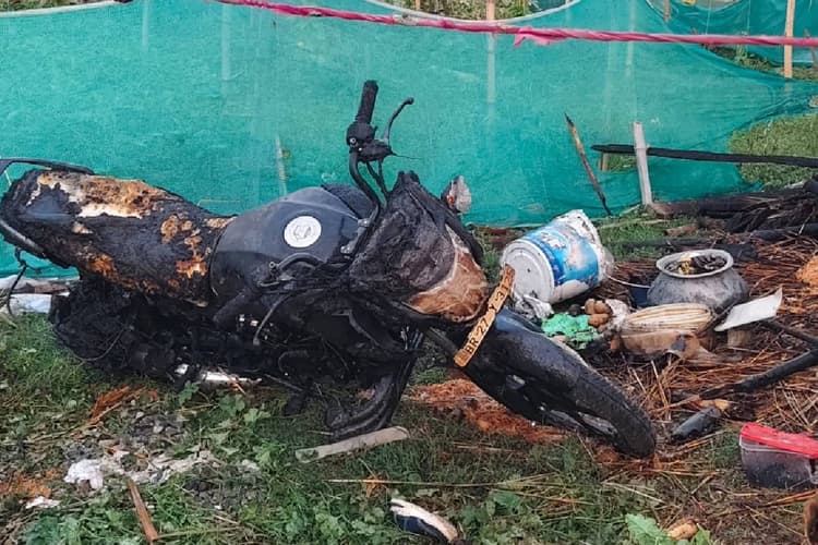 नवादा: सिरदला के कदवारा गांव में भीषण अगलगी, फूसनुमा घर और बाइक समेत लाखों की संपत्ति राख