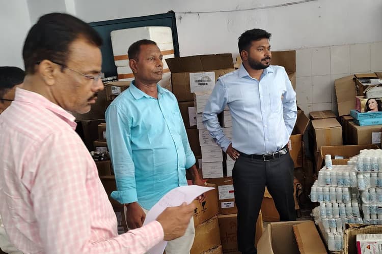 अनुमंडल पदाधिकारी ने रजौली अनुमंडल अस्पताल का किया औचक निरीक्षण, व्यवस्थाओं में सुधार के दिए निर्देश