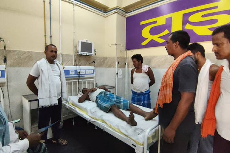 सोहसराय में हाईवा ने ई-रिक्शा को मारी टक्कर, सब्जी बेचने जा रहे तीन किसान घायल