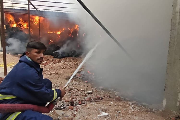 गया जी में झाड़ू गोदाम में भीषण आग, अग्निशमन की तत्परता से टला बड़ा हादसा
