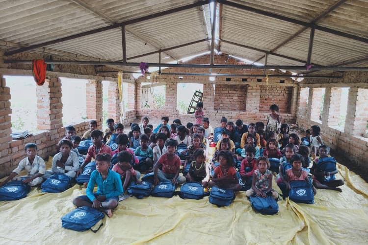 ईंट-भट्ठों तक पहुंची शिक्षा की रोशनी, 125 बच्चों को मिला स्कूल किट; बेटियों की पढ़ाई पर भी जोर