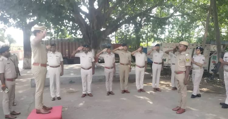 बक्सर के कोरानसराय थाना पहुंचे SP शुभम आर्य, लंबित मामलों के निपटारे और अपराधियों पर कार्रवाई के दिए सख्त निर्देश