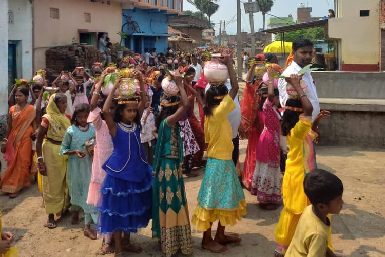 कौआकोल के भोरमबाग में गायत्री महायज्ञ शुरू; भव्य कलशयात्रा के साथ गूंजे वैदिक मंत्र, भक्तिमय हुआ माहौल