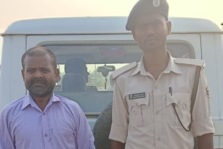 Darbhanga News: तिलकेश्वर थाना पुलिस की बड़ी कामयाबी, महिशौथ गांव से दबोचा गया फरार आरोपी, भेजा गया जेल