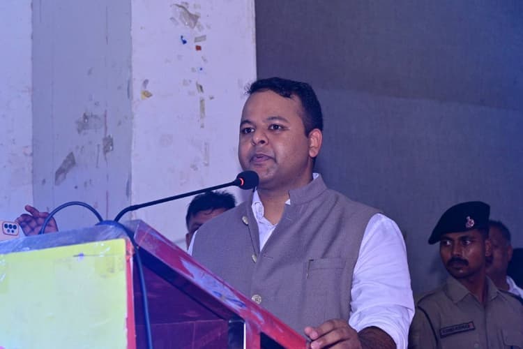 सफलता का मूलमंत्र है अनुशासन और निरंतरता, गोपालगंज में मेधावियों से बोले डीएम समीर सौरभ