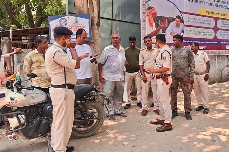 ‘पीछे देखिए, कपड़ा फंसा है…’ कहकर ध्यान भटकाया, झोला काट वैशाली में रिटायर्ड फौजी के ₹50 हजार उड़ाए