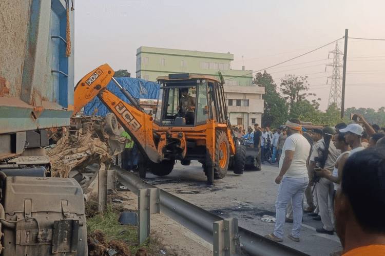 नालंदा में NH-20 पर ओवरटेक करने में कार के उड़े परखच्चे, JCB से काटना पड़ा केबिन; युवक की मौत!