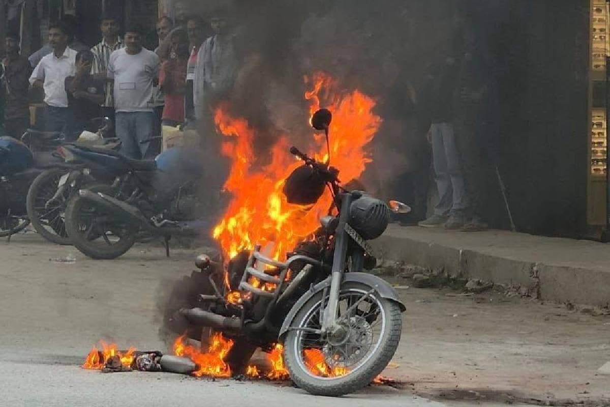 सीवान में सड़क पर आग का गोला बनी बुलेट, अस्पताल मोड़ के पास मची अफरा-तफरी