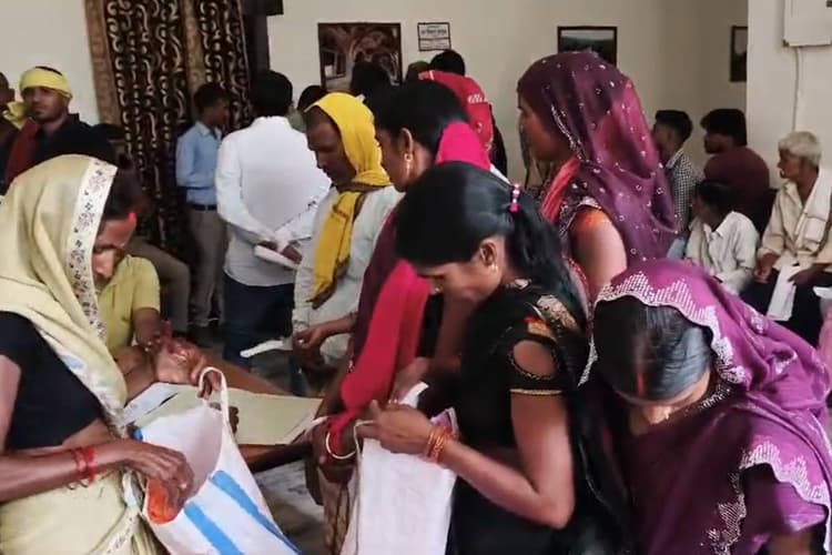 ‘सबका सम्मान-जीवन आसान’ कार्यक्रम में उमड़ी फरियादियों की भीड़, जन समस्याओं के समाधान को लेकर डीएम सख्त