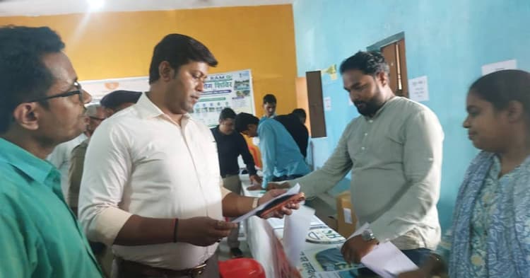 नवादा के पकरीबरावां जनकल्याण शिविर का SDM ने लिया जायजा, भूमि संबंधी मामलों के शीघ्र निपटारे का निर्देश