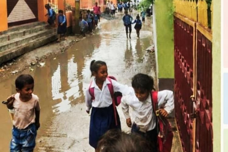 Samastipur News: सड़क बनी तालाब, स्कूल पहुंचने के लिए गंदे पानी से गुजरने को मजबूर बच्चे