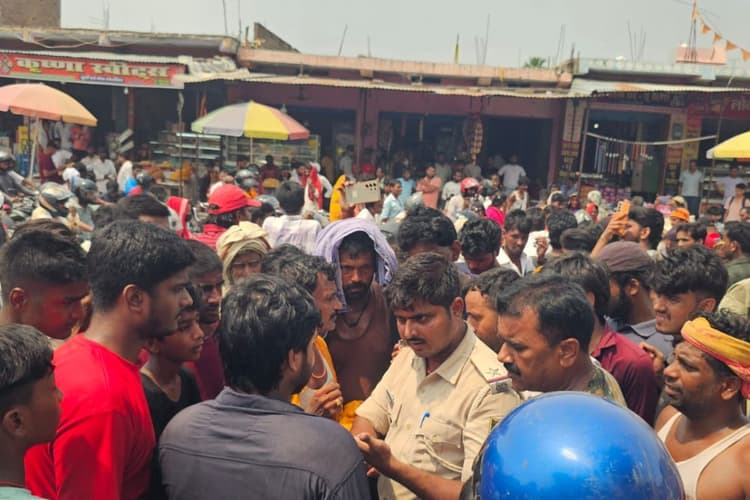 Motihari News: 15 दिन से अंधेरे में 3 वार्ड, आक्रोशित उपभोक्ताओं ने किया चक्का जाम; गाड़ियों की लगी लंबी कतारें