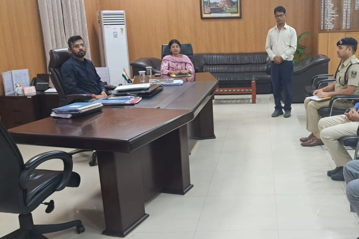 सैनिकों और पूर्व सैनिकों के लंबित मामलों का जल्द करें निपटारा, डीएम कुमार गौरव के सख्त निर्देश