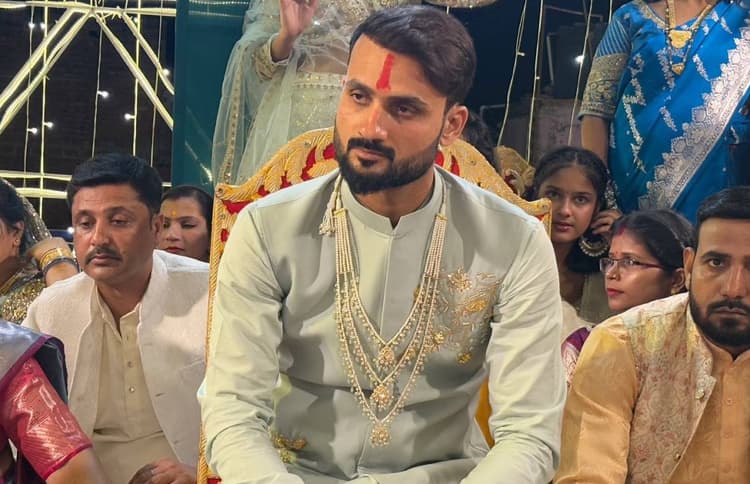 'हाथ जोड़कर निवेदन है, अपने-अपने घर चले जाइए', तिलक समारोह में लोगों से क्यों गुहार लगाने लगे आकाश दीप?
