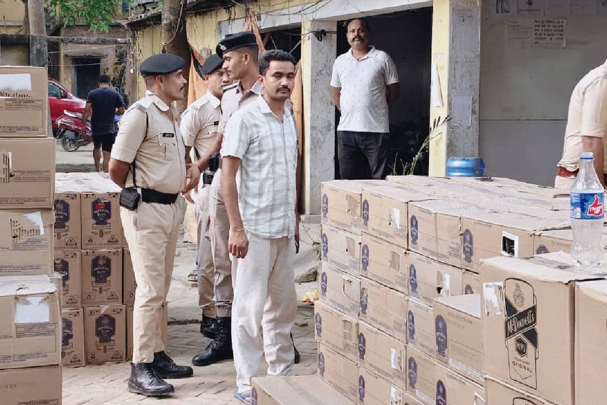 मकेर में दो ट्रकों से भारी मात्रा में अंग्रेजी शराब जब्त, दो चालक गिरफ्तार