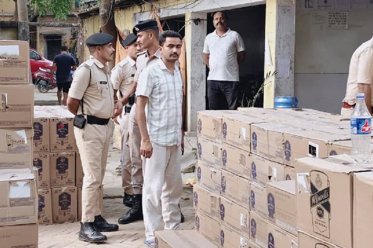 मकेर में दो ट्रकों से भारी मात्रा में अंग्रेजी शराब जब्त, दो चालक गिरफ्तार