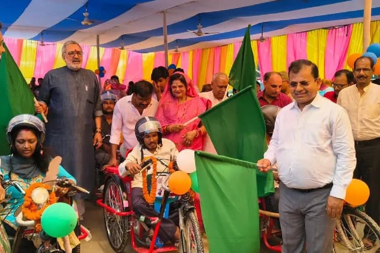 केंद्रीय मंत्री गिरिराज सिंह ने 69 दिव्यांगजनों को सौंपी बैटरी चालित ट्राइसाइकिल, 269 लाभुकों को मिला चश्मा
