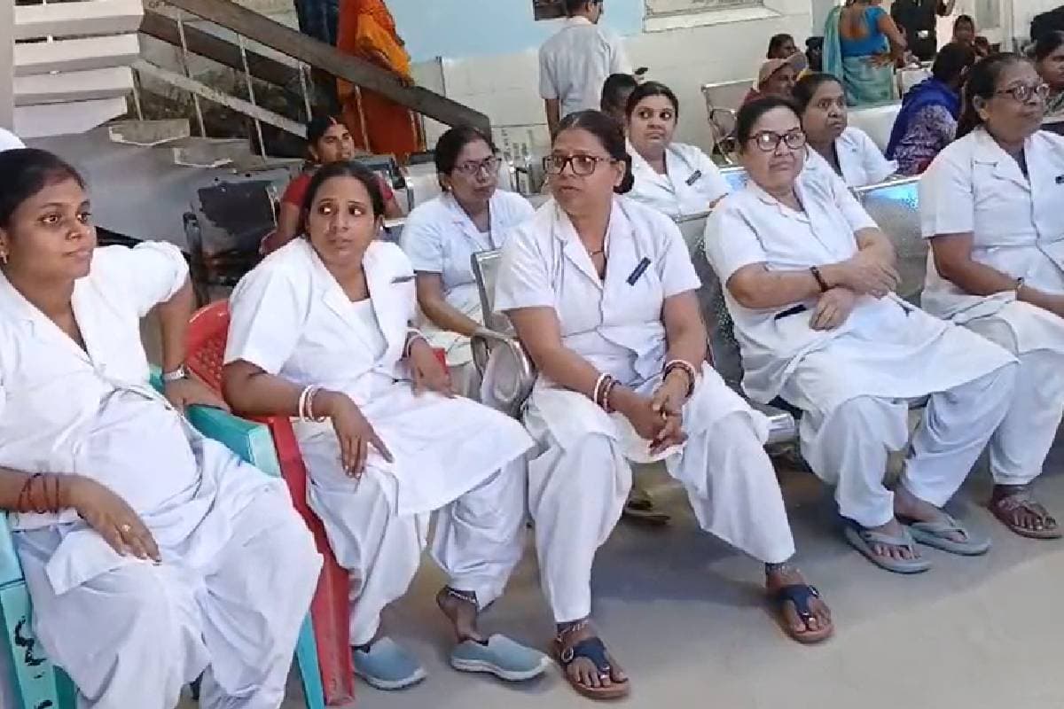 मगध मेडिकल कॉलेज में डॉक्टर और नर्स में तनातनी, अभद्रता के आरोप में काम ठप कर धरने पर बैठीं महिला नर्सिंग स्टाफ