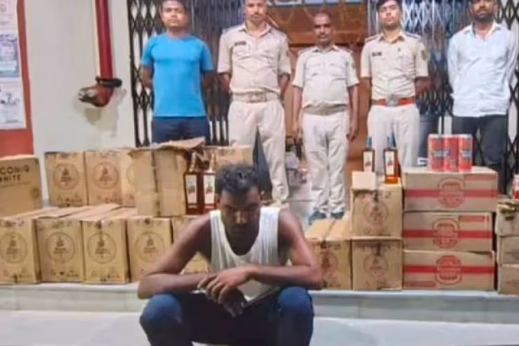 नवादा में उत्पाद विभाग की बड़ी कार्रवाई; गैस टैंकर से 262 लीटर विदेशी शराब बरामद, चालक गिरफ्तार