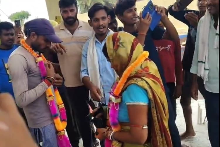 पति, बच्चे और गांव वाले बने बाराती; प्रेमी के संग दुल्हन बनी तीन बच्चों की मां