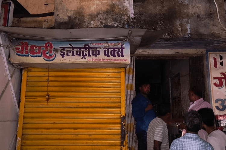 गोपालगंज में बंद इलेक्ट्रॉनिक दुकान के गोदाम से उठने लगीं आग की लपटें; कूलर, पंखे और मोटरसाइकिल जली