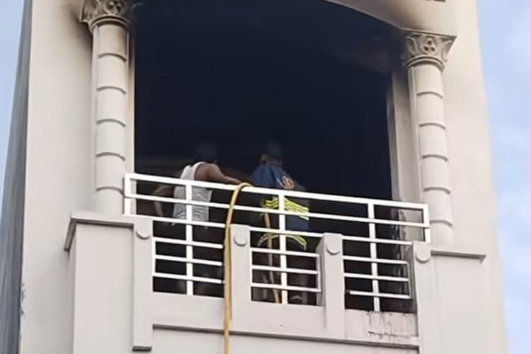 Sitamarhi News: सीतामढ़ी के पुनौरा में भीषण अग्निकांड, किराना दुकान के गोदाम में शॉर्ट सर्किट से लगी आग, लाखों का नुकसान