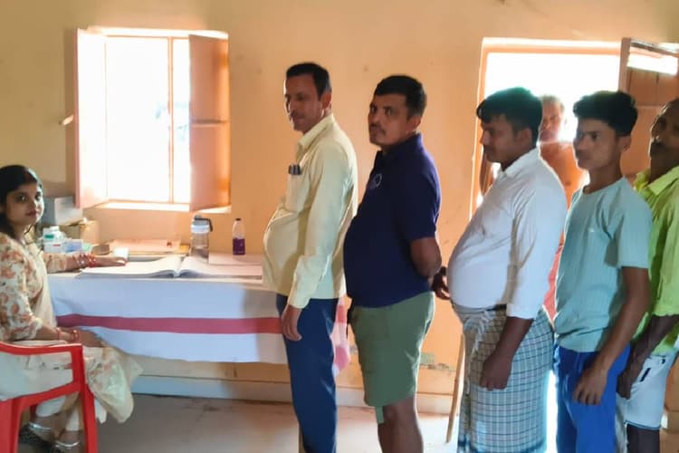 नवादा: सामुदायिक भवन में चल रहा स्वास्थ्य उपकेंद्र, ग्रामीणों ने की स्थायी व्यवस्था करने की मांग