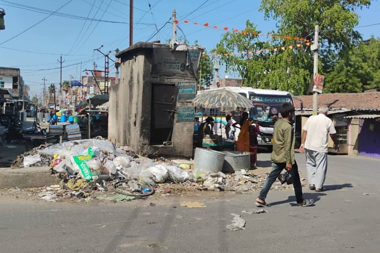 पकरीबरावां बाजार में सार्वजनिक शौचालय का संकट, यात्रियों और स्थानीय लोगों की बढ़ी परेशानी