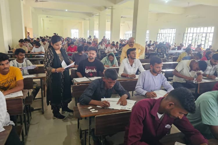 छपरा में इग्नू सत्रांत परीक्षा का सहायक क्षेत्रीय निदेशक ने किया औचक निरीक्षण, व्यवस्थाओं का लिया जायजा