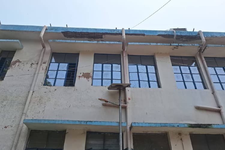 बखरी PHC में टला बड़ा हादसा, प्रसव कक्ष की छत का हिस्सा टूटकर जनरेटर पर गिरा