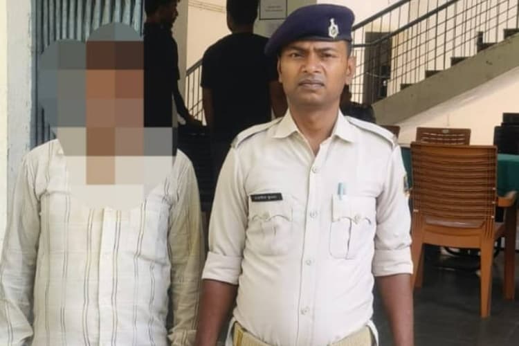 नवादा: अकबरपुर पुलिस की बड़ी कार्रवाई, दो फरार वारंटियों को किया गिरफ्तार