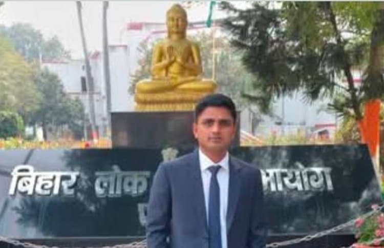 वैशाली: पूर्व प्रमुख की विरासत को बेटे ने दिया नया मुकाम, BPSC में सफलता पाकर बने राजस्व अधिकारी